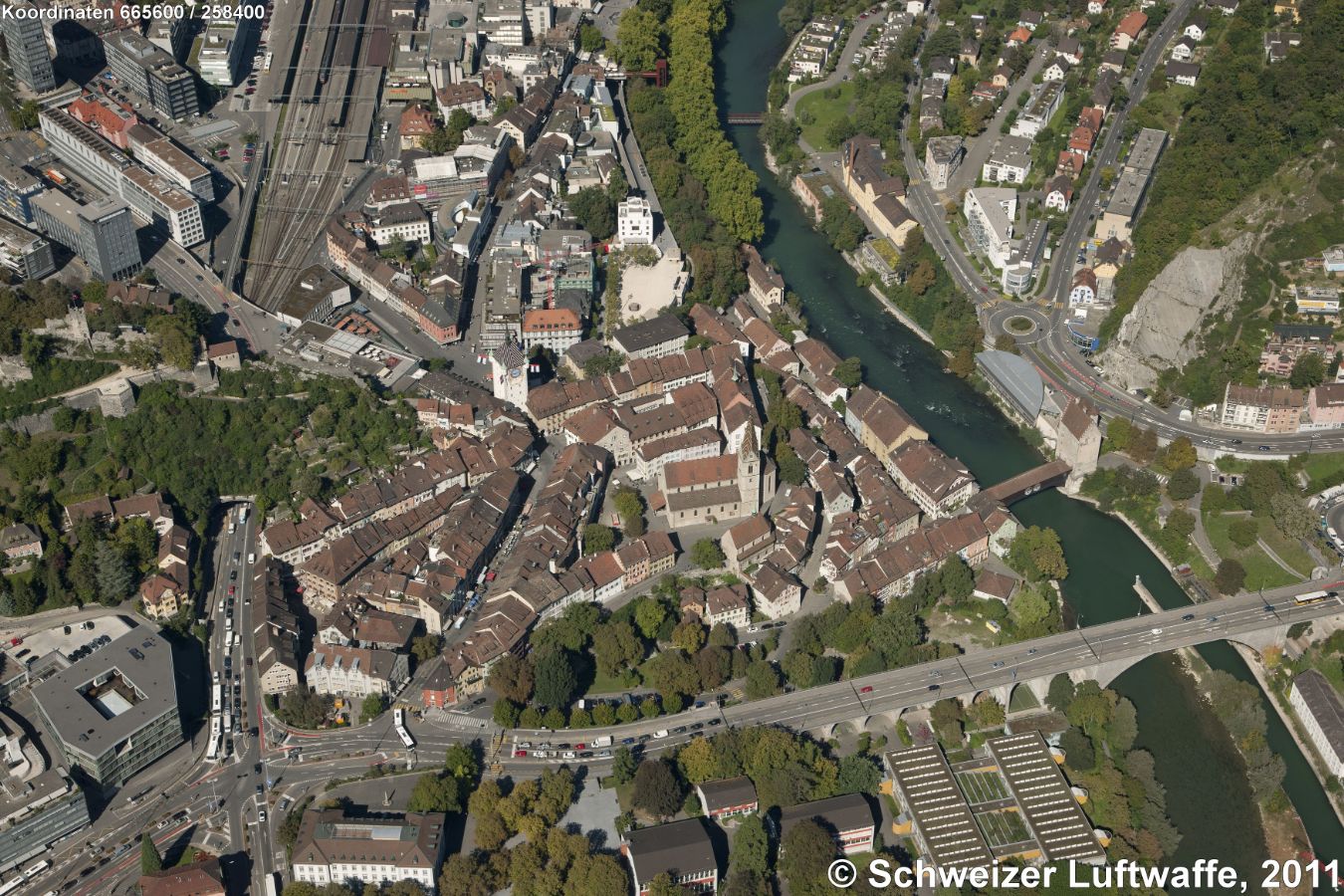 Baden Altstadt; gedeckte Holzbrücke zum Landvogteischloss; Blick Richtung Ennetbaden